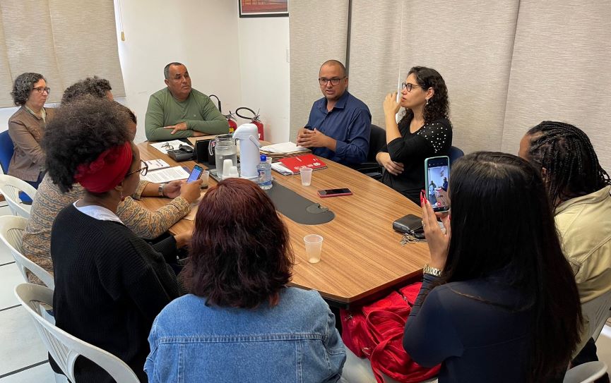 Prefeito de Rio das Ostras entrega minuta da revisão do PCCV da Educação a representantes do Sepe