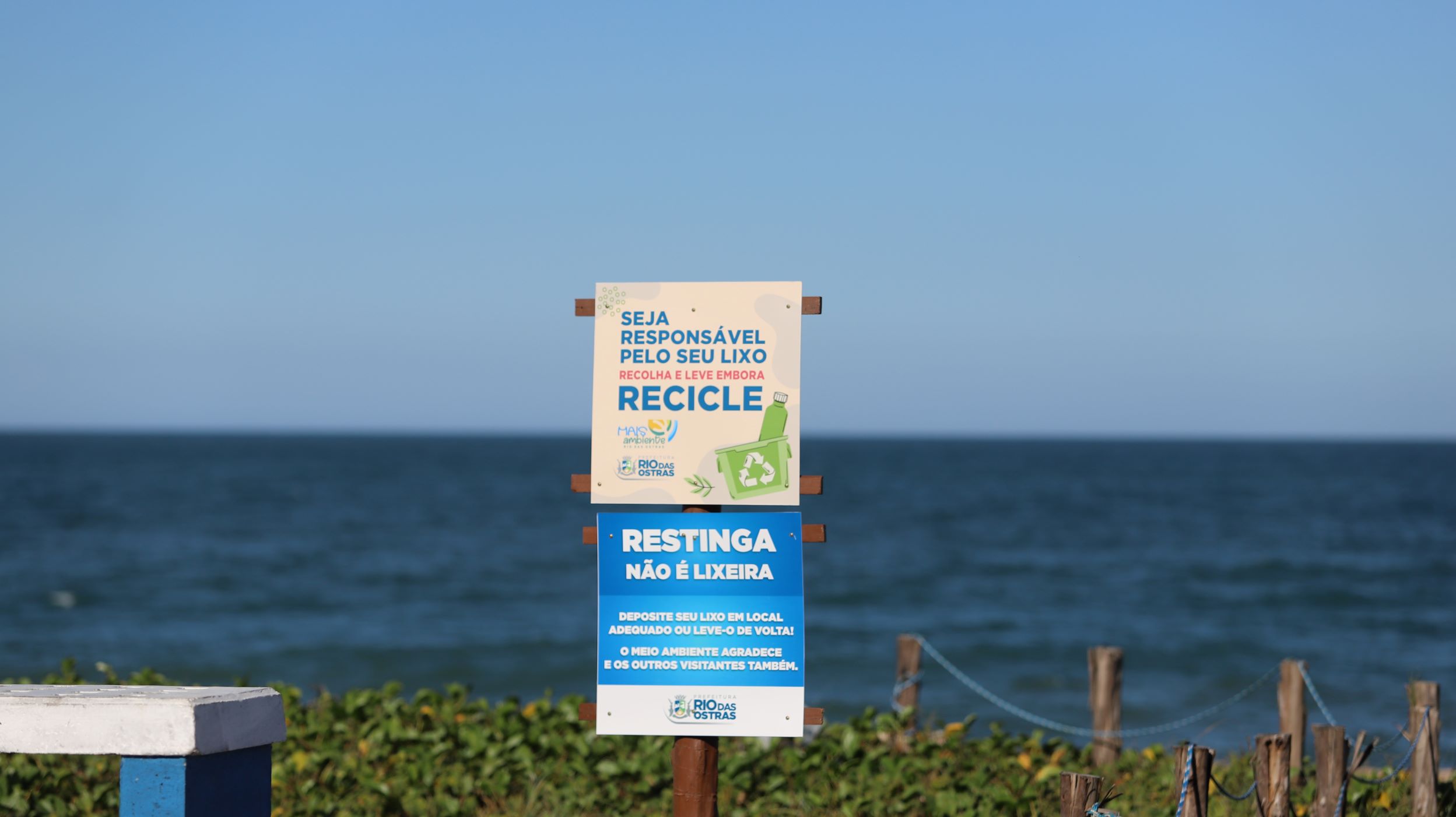 Rio das Ostras instala placas informativas para evitar descarte de lixo na restinga