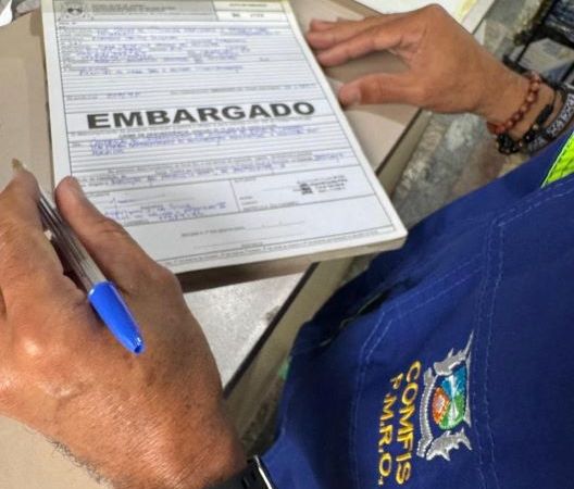 Fiscais de Rio das Ostras embargam obra irregular sobre passeio público