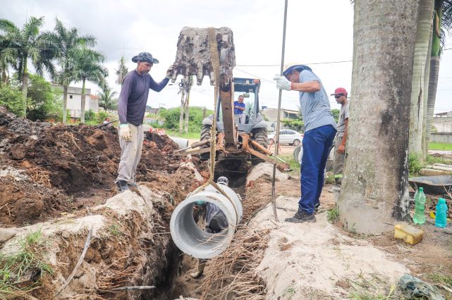 Prefeitura de Rio das Ostras realiza intervenção em rede de drenagem para solucionar alagamentos no Palmital