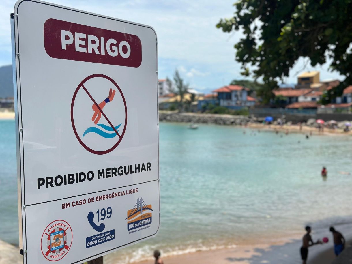 Rio das Ostras reinstala placas de sinalização nas praias