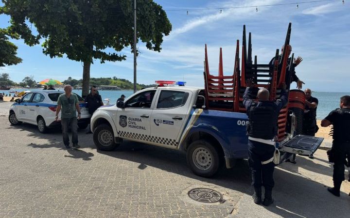 Fiscais de Rio das Ostras multam comércio que ocupava calçada com mesas e cadeiras