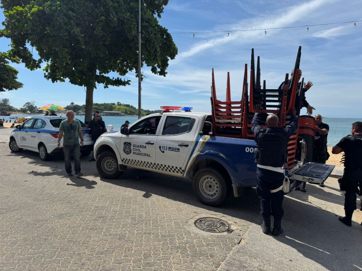 Fiscais de Rio das Ostras multam comércio que ocupava calçada com mesas e cadeiras