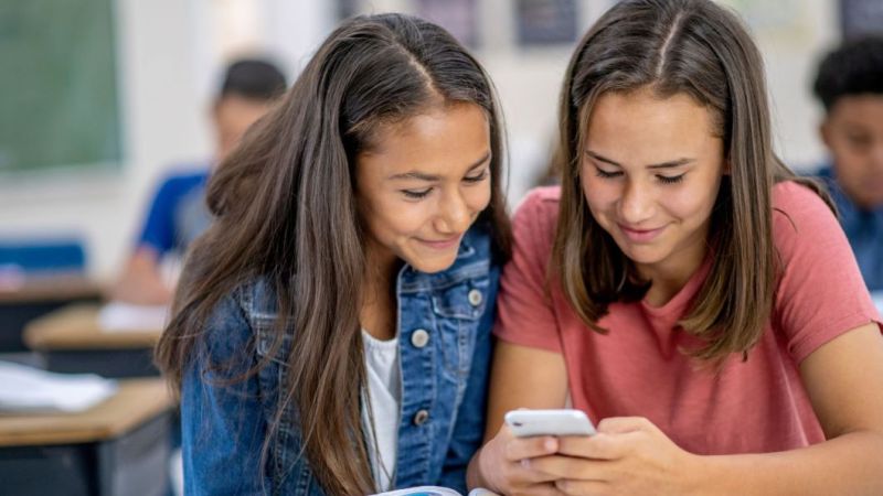 Educação de Rio das Ostras alerta sobre o uso de celulares nas escolas