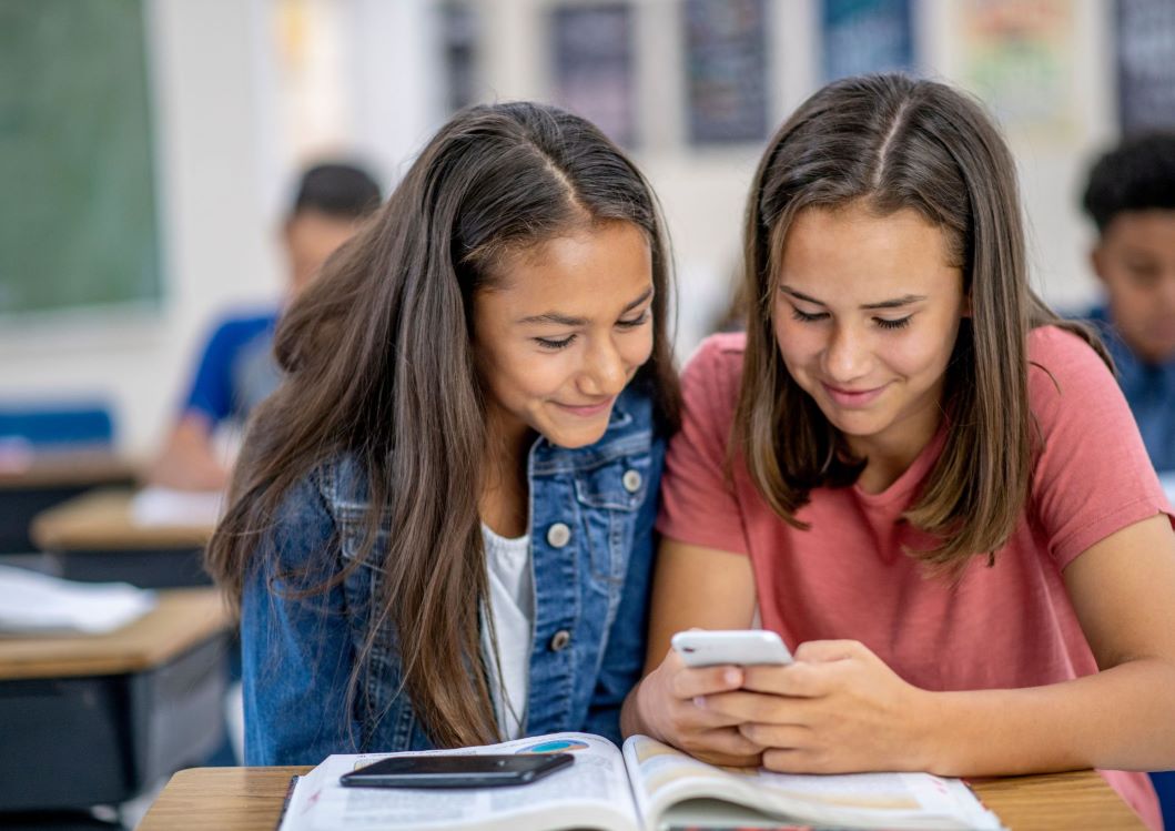 Educação de Rio das Ostras alerta sobre o uso de celulares nas escolas