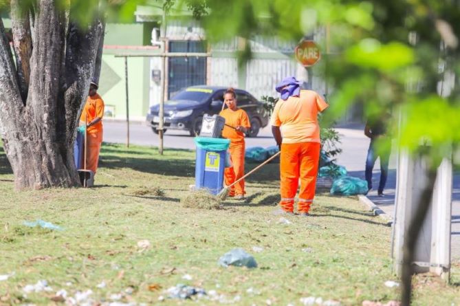 Mutirão de limpeza em Rio das Ostras chega ao Cláudio Ribeiro