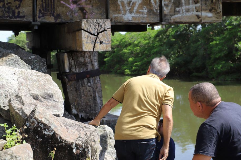 Ponte de madeira sobre o Rio das Ostras será liberada para veículos leves